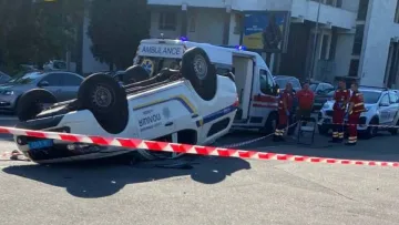 У Києві сталася аварія за участі поліції: службове авто перекинулось, є загиблий – відео 