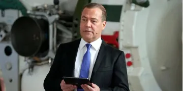 «Пригрозив ядерним ударом по США»: Гончаренко відреагував на перепалку Трампа з божевільним Медвєдєвим
