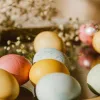 Цибуля, куркума чи вино: як пофарбувати яйця до Великодня вдома без «хімії»