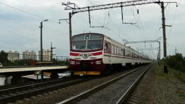 Під Києвом дівчина-зачепер ледь не згоріла живцем видершись на електричку: у якому стані підліток
