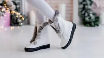 Як зробити зимове взуття теплішим за 5 хвилин: простий лайфхак з неочікуваним предметом