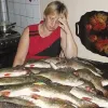 Як позбутися смороду риби на кухні після приготування їжі: дієві поради для дружин рибалок і не тільки