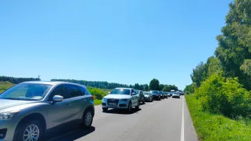 Біля озера Світязь на Волині утворився величезний затор: в чому причина скупчення авто відпочиваючих