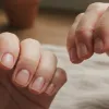Тиха розкіш натуральних нігтів. Чому все більше жінок відмовляються від гель-лаку