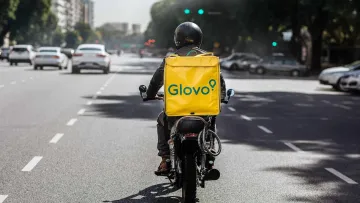 Glovo розлютив українців: у мережі стверджують, що сервіс списує «чайові» за доставку до 10 тисяч гривень