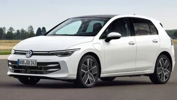 Яка модель очолила рейтинг ввезених до України авто у березні: розкрито топ-10 списку