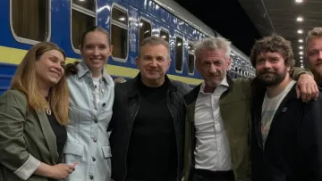 «Шон Пенн обрав Україну замість Оскара»: Укрзалізниця показала відео прибуття актора до Києва