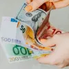 Якими у квітні будуть позиції гривні: про становище національної валюти щодо євро та долара розповів банкір
