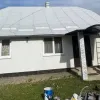 На Київщині чоловік пофарбував будинок в рожевий колір: фото селянської «хатки Барбі»