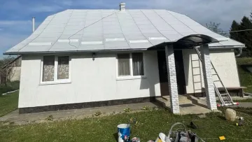 На Київщині чоловік пофарбував будинок в рожевий колір: фото селянської «хатки Барбі»