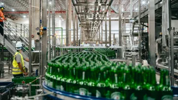 Світ п'є менше пива: Heineken оголосив глобальні скорочення і звільнить рекордну кількість працівників