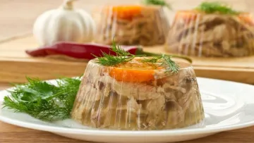 Рецепт холодцю, який люблять не за мʼясо: секрети ідеального бульйону