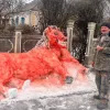 На Черкащині чоловік сам собі змайстрував коня: не диво генної інженерії, а сніг та вмілі руки – фотодоказ