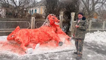 На Черкащині чоловік сам собі змайстрував коня: не диво генної інженерії, а сніг та вмілі руки – фотодоказ