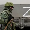 Поранили, а згодом добили: журналісти оприлюднили кадри вбивства росіянами цивільного мешканця Бучі