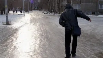Українці можуть отримати компенсацію, якщо травмувалися на обледенілому тротуарі: що потрібно робити