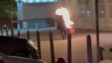 У середмісті Івано-Франківська мов смолоскип горів чоловік: відео з місця події та останні подробиці