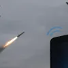 Чи веде дрон або ракету на сигнал телефону чи інтернету? Спокійно: міфи й правда про смартфони під час атак