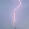 Блискавка влучила прямо у київську телевежу під час грози: відео епічного природного явища