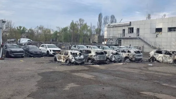 Чорний день українського автобізнесу: журналіст показав зруйновані автоцентри у Києві після російської атаки