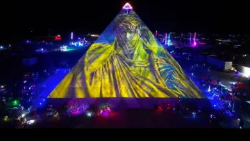 На фестивалі Burning Man засяяли українські кольори: епічне відео з американської пустелі