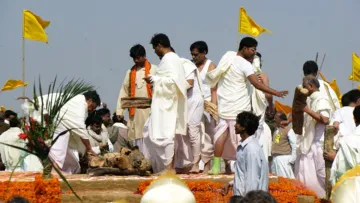 Дівчина з Індії вийшла заміж за небіжчика й має намір засудити до смертної кари родичів: що за дичина з Азії