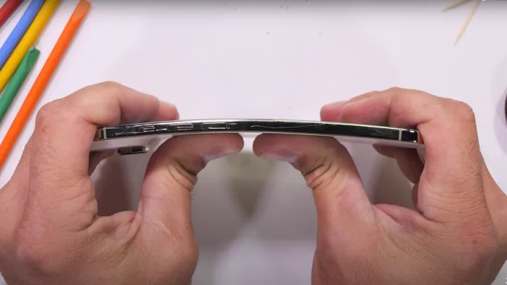 iPhone Air на межі: відомий блогер перевірив міцність найтоншого смартфона Apple