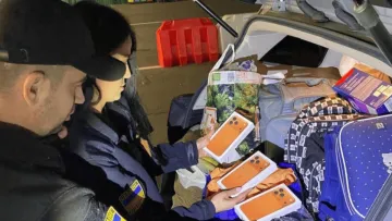 Ховав серед трусів: чоловік хотів завезти до України 17 новеньких смартфонів та надурити митників не вийшло