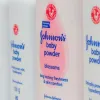 Популярна в Україні дитяча присипка Johnson's Baby викликає рак? На компанію масово подають в суд – є реакція