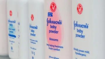 Популярна в Україні дитяча присипка Johnson's Baby викликає рак? На компанію масово подають в суд – є реакція