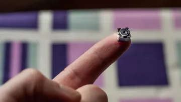 Жінка намагалася здати на права з прихованою камерою – фото пристрою: у сервісному центрі МВС зробили заяву