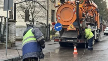 У Львові студенти захарастили каналізацію, не впоралась навіть спецтехніка: що ж зливала до труб молодь