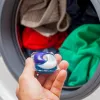 Чому капсули для прання інколи не дають ефекту: поради, як їх правильно закидати в пральну машину 