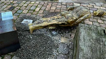 У Данії знищили скульптури української художниці з виставки про війну: фото руйнування