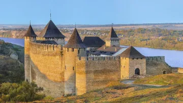 Стався масштабний обвал одного з найкрасивіших замків України – Хотинської фортеці: чи є постраждалі