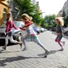 У Бога вірують, а на ПДР плювали: у Львові затримали батьків з дітьми, які перебігали дорогу, йдучи до церкви