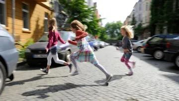 У Бога вірують, а на ПДР плювали: у Львові затримали батьків з дітьми, які перебігали дорогу, йдучи до церкви