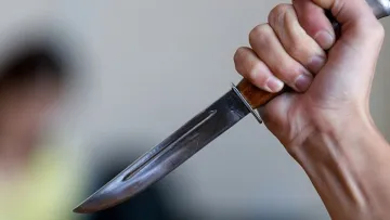 Жінка вдарила ножем свого чоловіка через несмачний салат: який вирок вона отримала