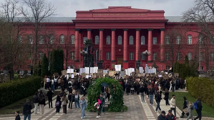 «Мені нічого боятися»: студенти головного університету країни протестують проти ректора на фоні секс-скандалу