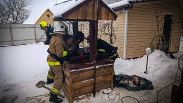 Сходив по воду й ледь не втопився: на Київщині чоловік впав у 8-метровий колодязь – чи врятували пенсіонера
