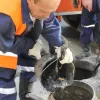 На Хмельниччині каналізація забилася елітними речами: комунальники показали фото, що змивали в унітаз містяни