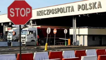 Українська молодь масово емігрує до Польщі: скільки хлопців та дівчат покинули межі батьківщини у вересні