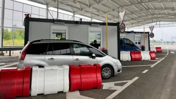 Люди масово рушили на кордони України: відомо, чому так відбувається та що радить митниця