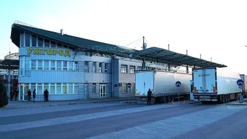 Екшн на кордоні: водій автобуса кинув пасажирів у нейтральній смузі та втік до Словаччини