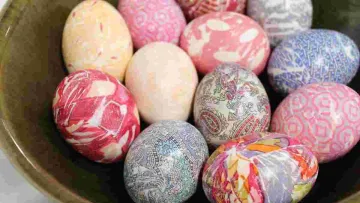 Великодній лайфхак: Євген Клопотенко показав, як пофарбувати крашанки за лічені хвилини