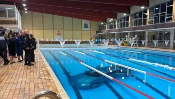 Жінка переплутала педалі газу і тормозу і опинилася в басейні: неймовірна аварія сталася у Франції – відео