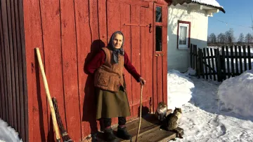 «Холодильник» на вулиці, лампа на солярці: 85-річна жінка на Рівненщині живе без світла все життя