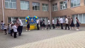 На урочистостях одного з ліцеїв Черкащини увімкнули пісню з лайкою: директор відреагував