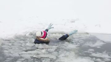 Прогулянка по льоду на Дніпрі ледь не завершилась смертю для подружжя з Черкас: відео порятунку пари