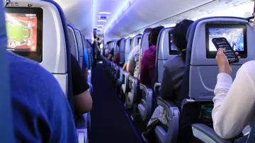 Якщо не вмикати «‎режим польоту» в літаку: пілот сказав, чи дійсно це небезпечно